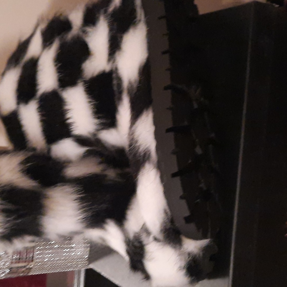 A bootie Back and White - Picture 7 of 10